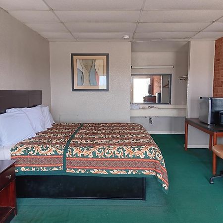 Oyo Sheldon'S Motel And Restaurant Keysville Экстерьер фото