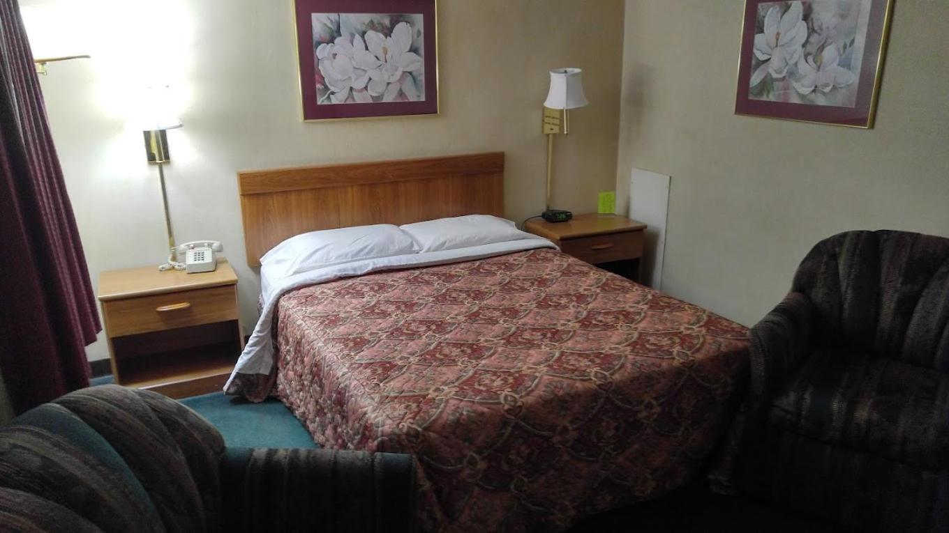 Oyo Sheldon'S Motel And Restaurant Keysville Экстерьер фото