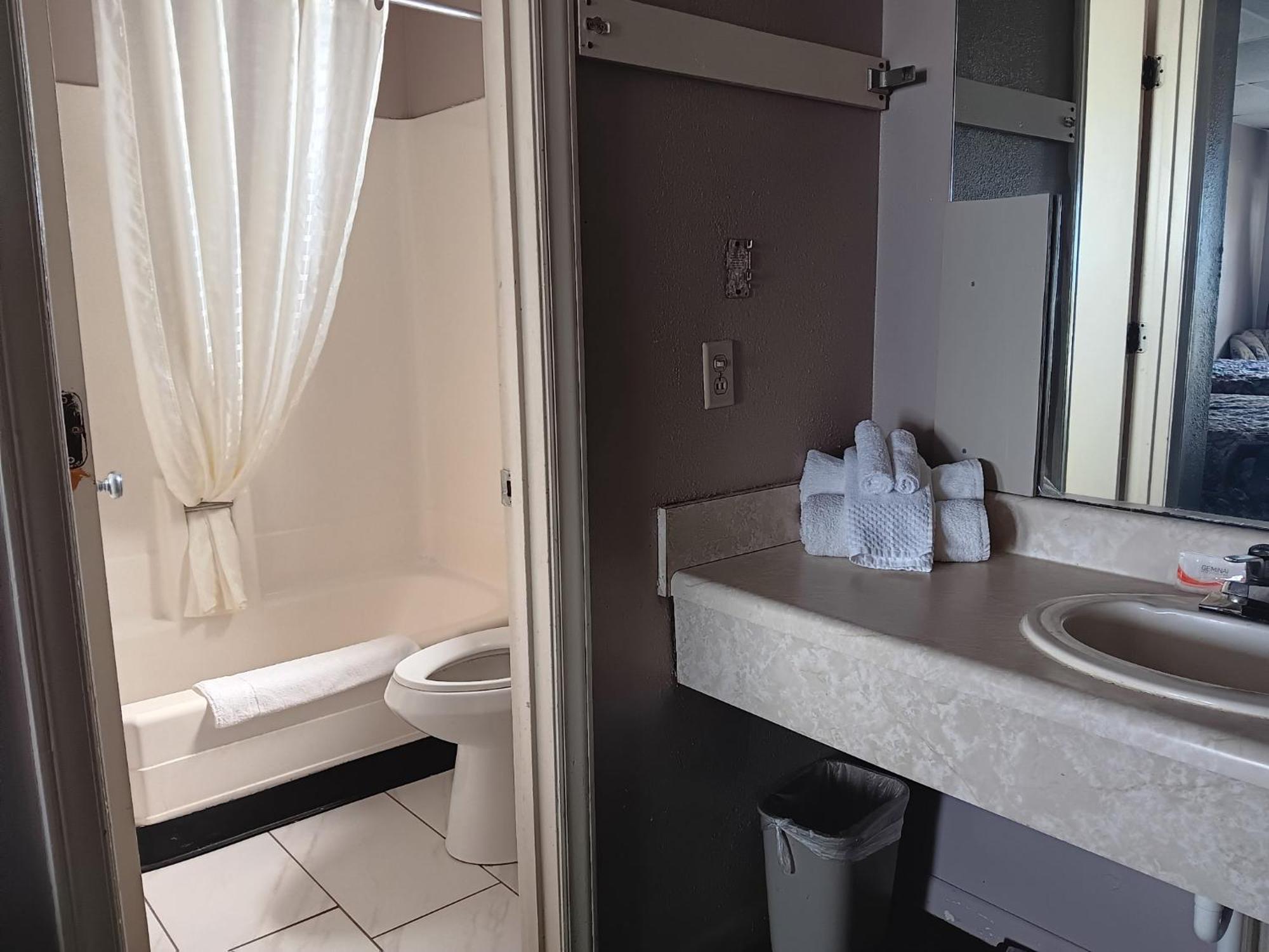 Oyo Sheldon'S Motel And Restaurant Keysville Экстерьер фото